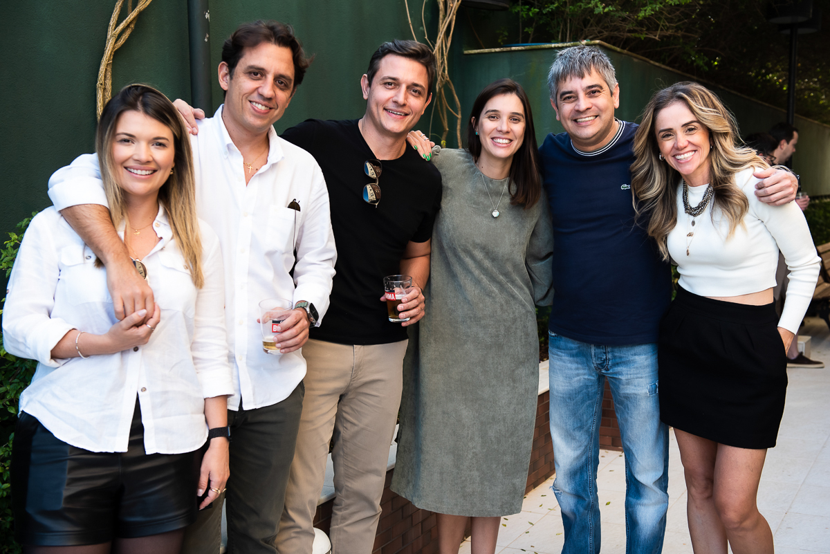 vários adultos se abrançando