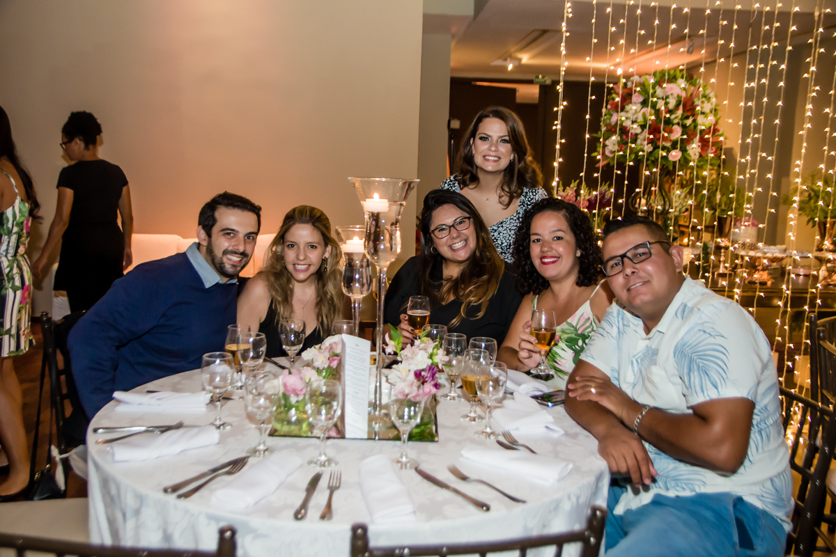 convidados a mesa esperando pelo jantar
