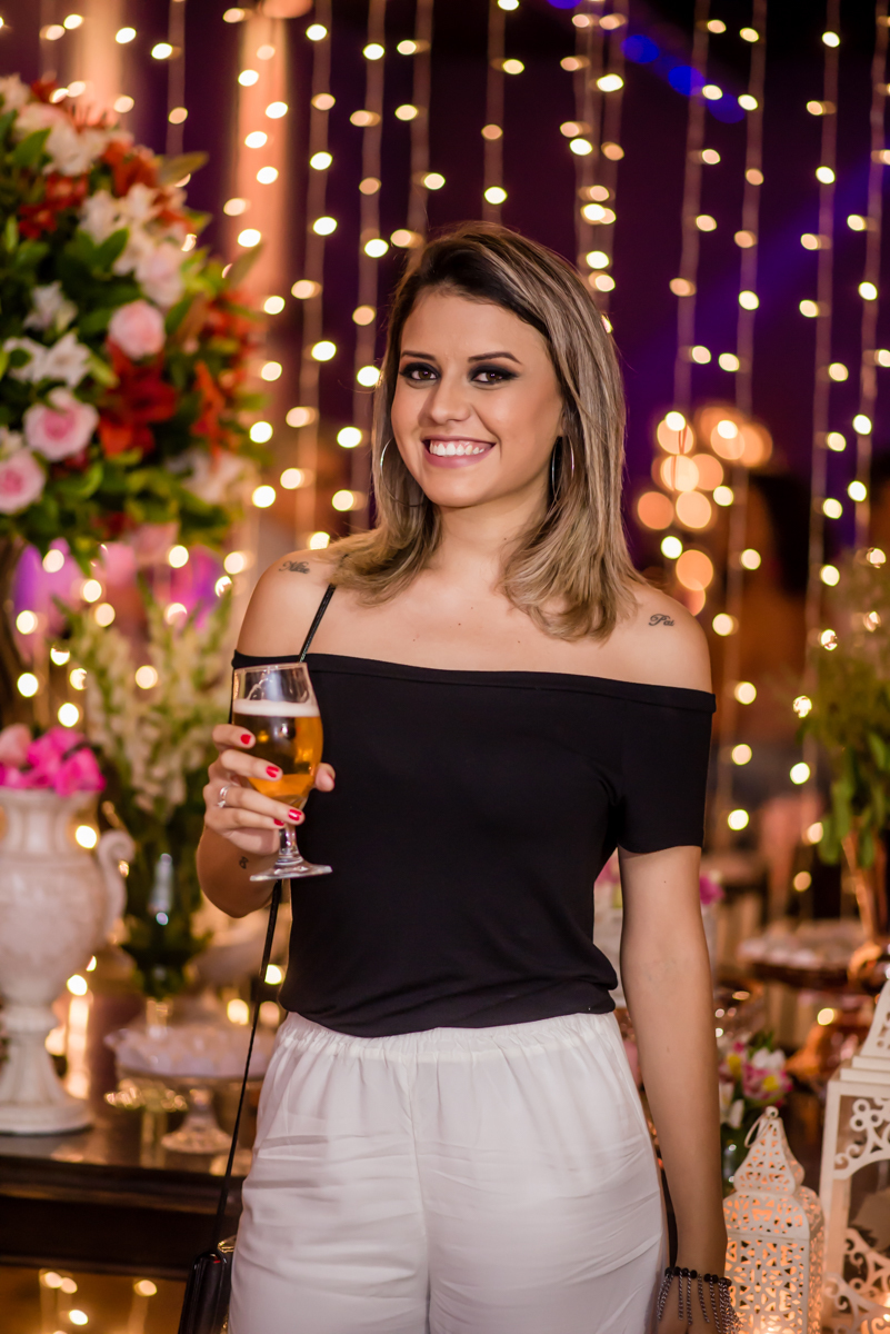 linda mulher tomando uma cervejinha gelada