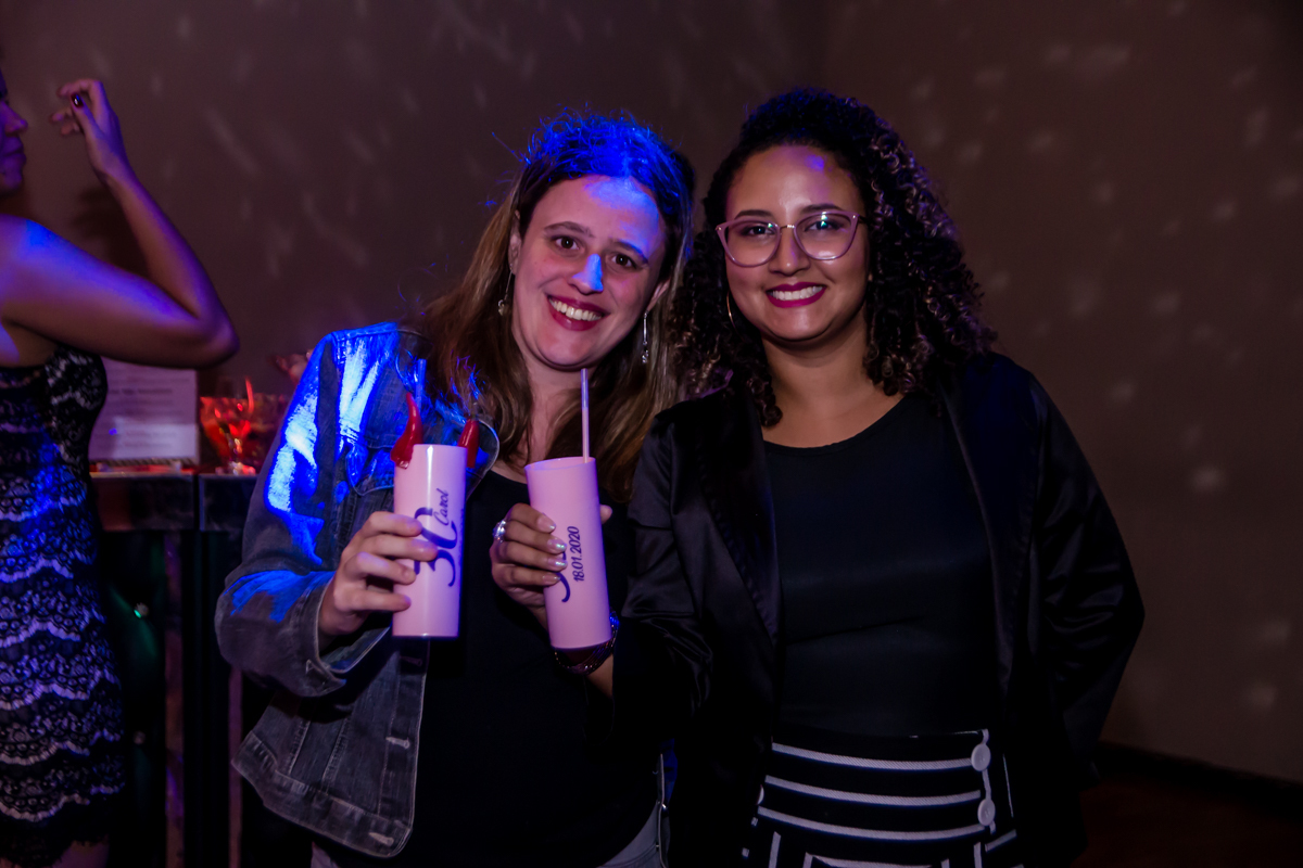 tomando um drink com a amiga