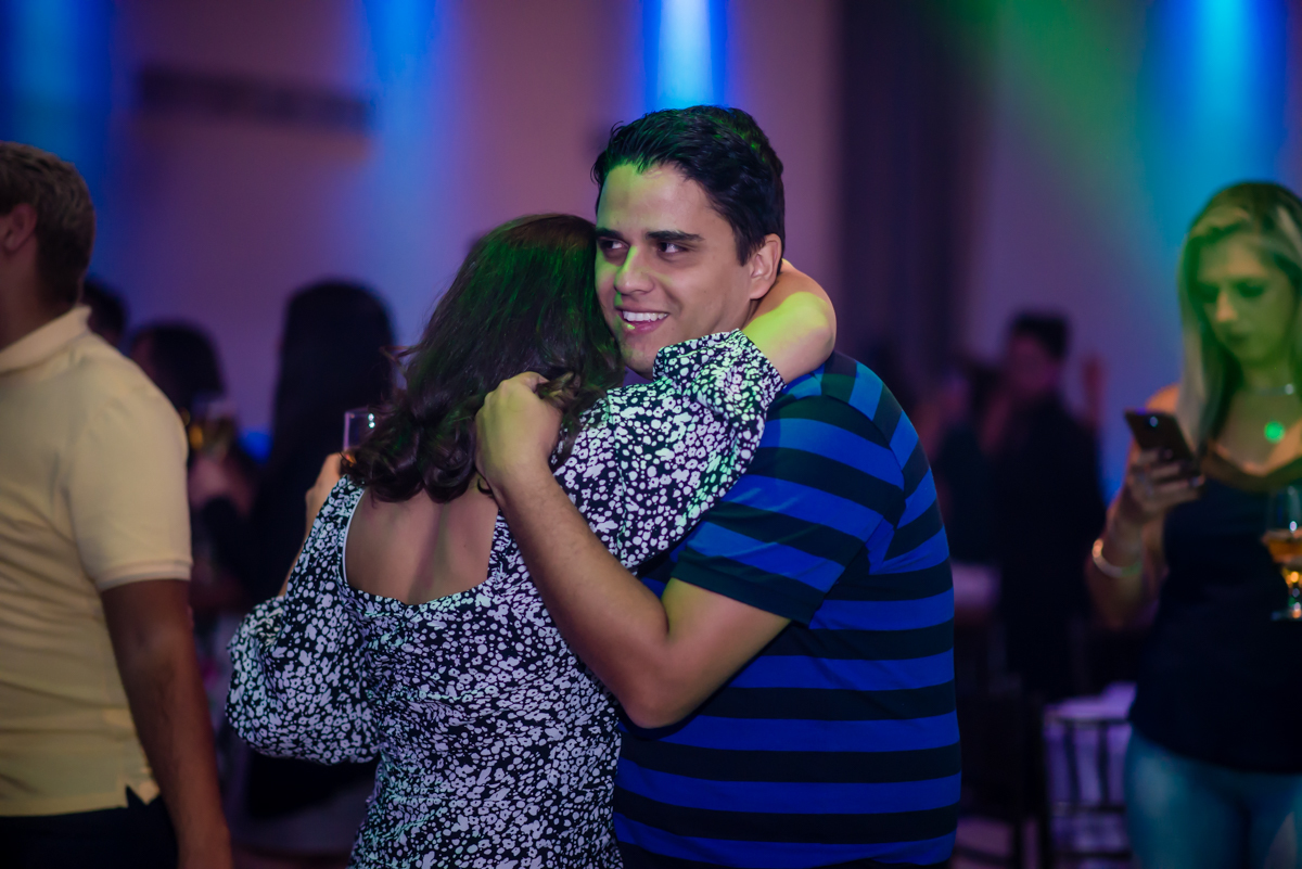 casal dançando abraçado