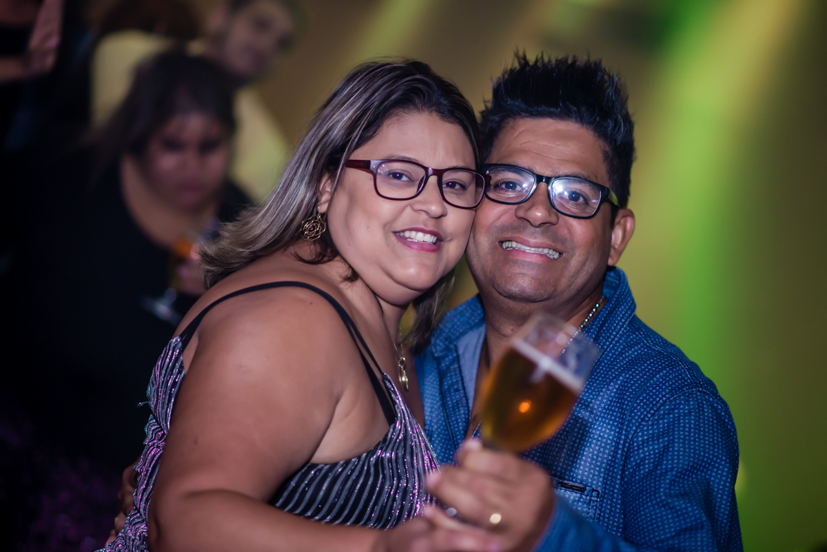 casal tomando uma cerveja e dançando