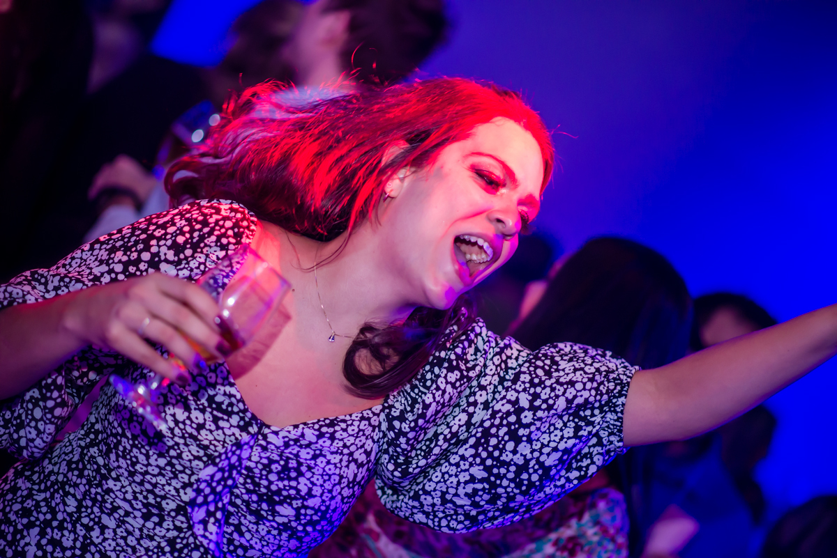 a aniversariante está radiante na sua festa