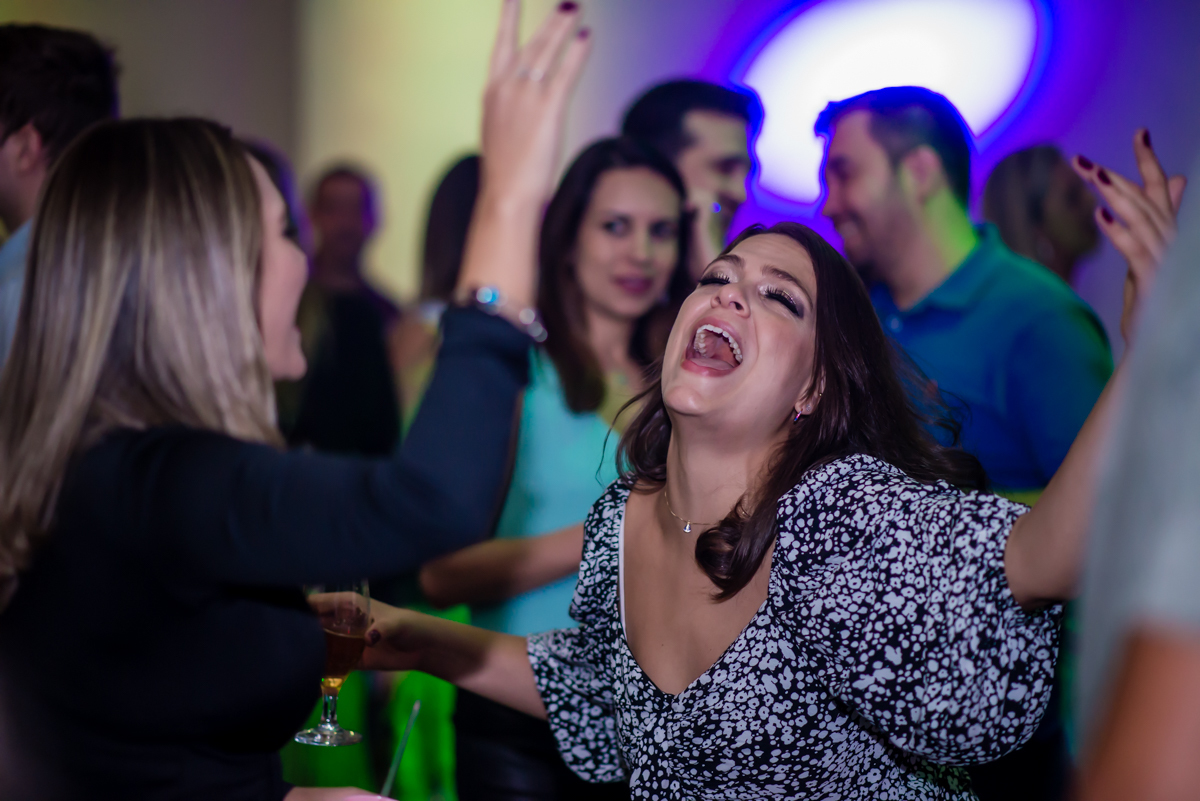 dançando muito com as amigas