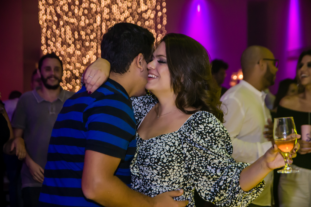 casal apaixonado dançando