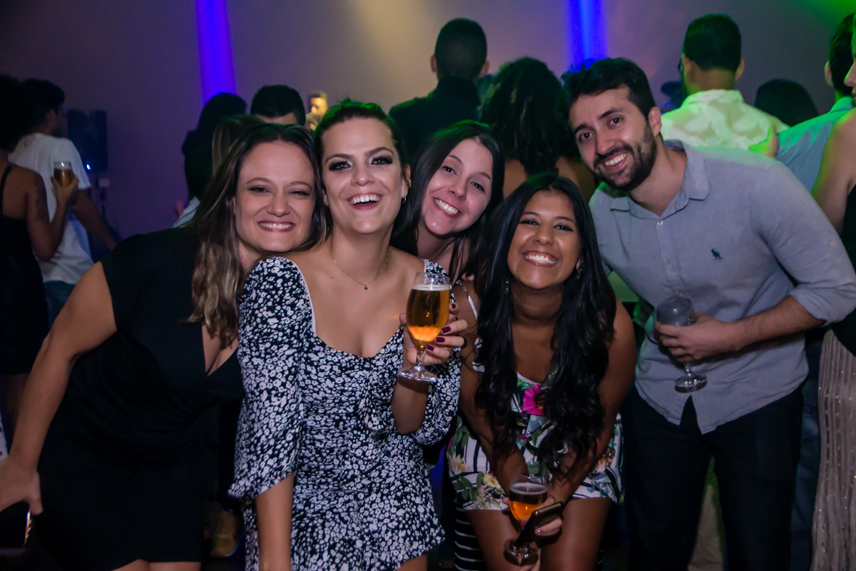 a turminha toda reunida curtindo a balada