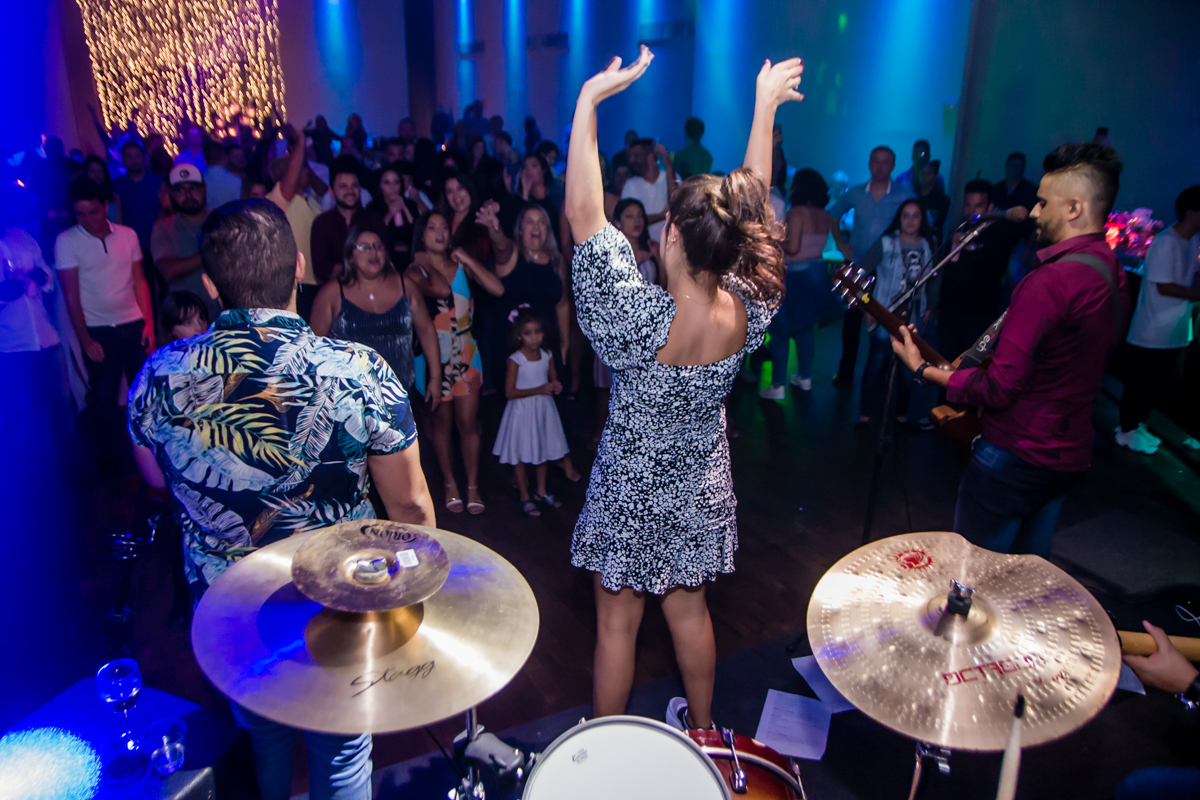 no palco de costas cantando