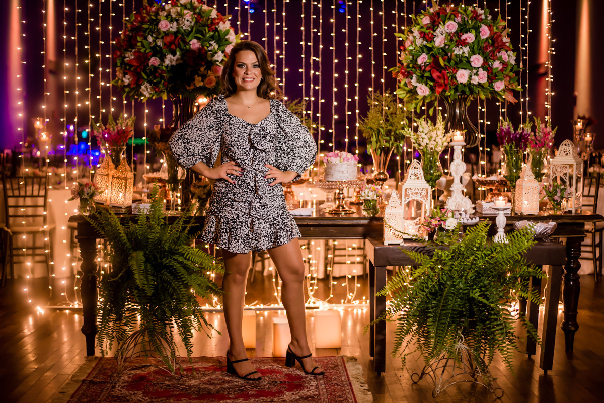 aniversariante na frente da mesa dos parabéns