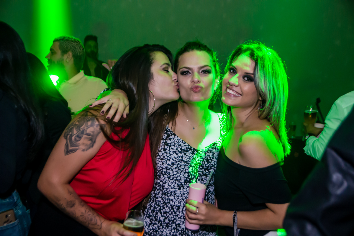 três amigas curtindo a festa
