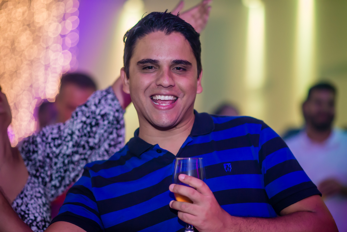 e o gatinho posando para foto