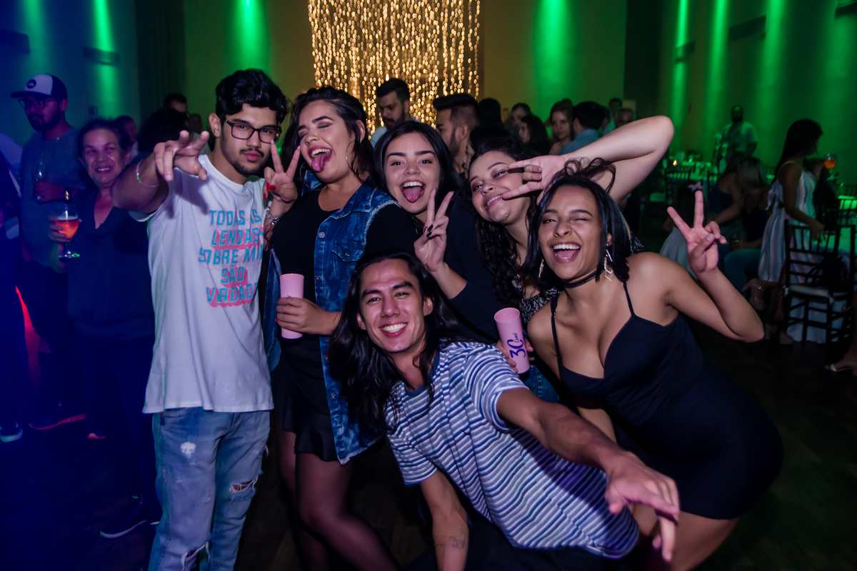 a galera fazendo pose para a foto