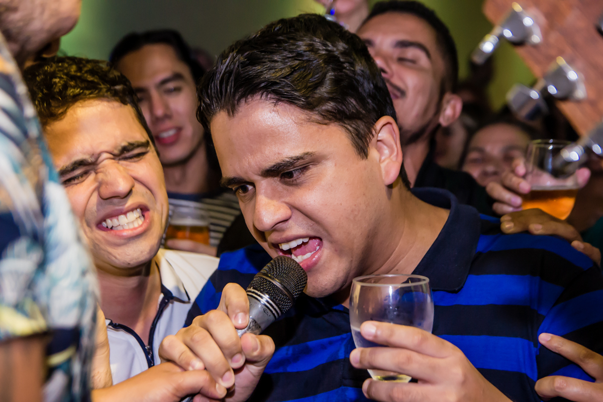 homem animado cantando na festa