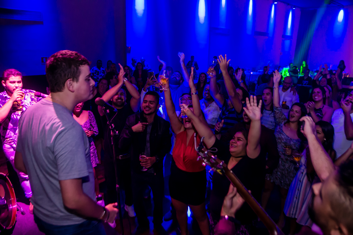 todos os convidados na pista de dança curtindo a balada