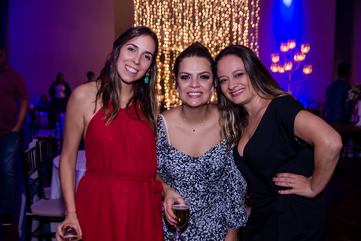 três amigas se abraçando para a foto