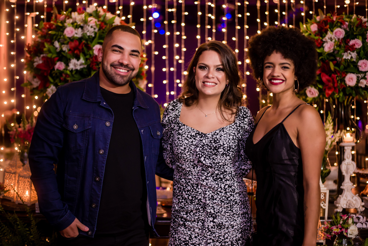 casal de amigos com a aniversariante