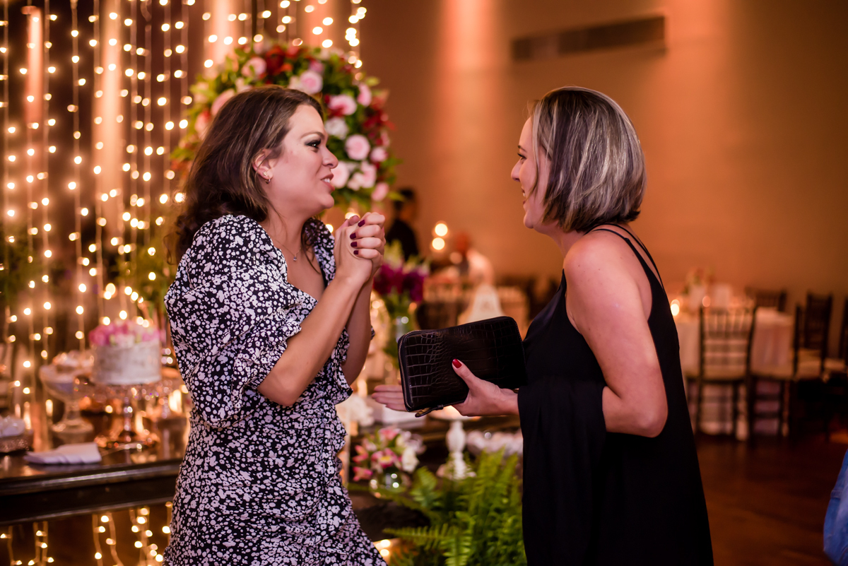 conversa entusiasmada entre duas mulheres