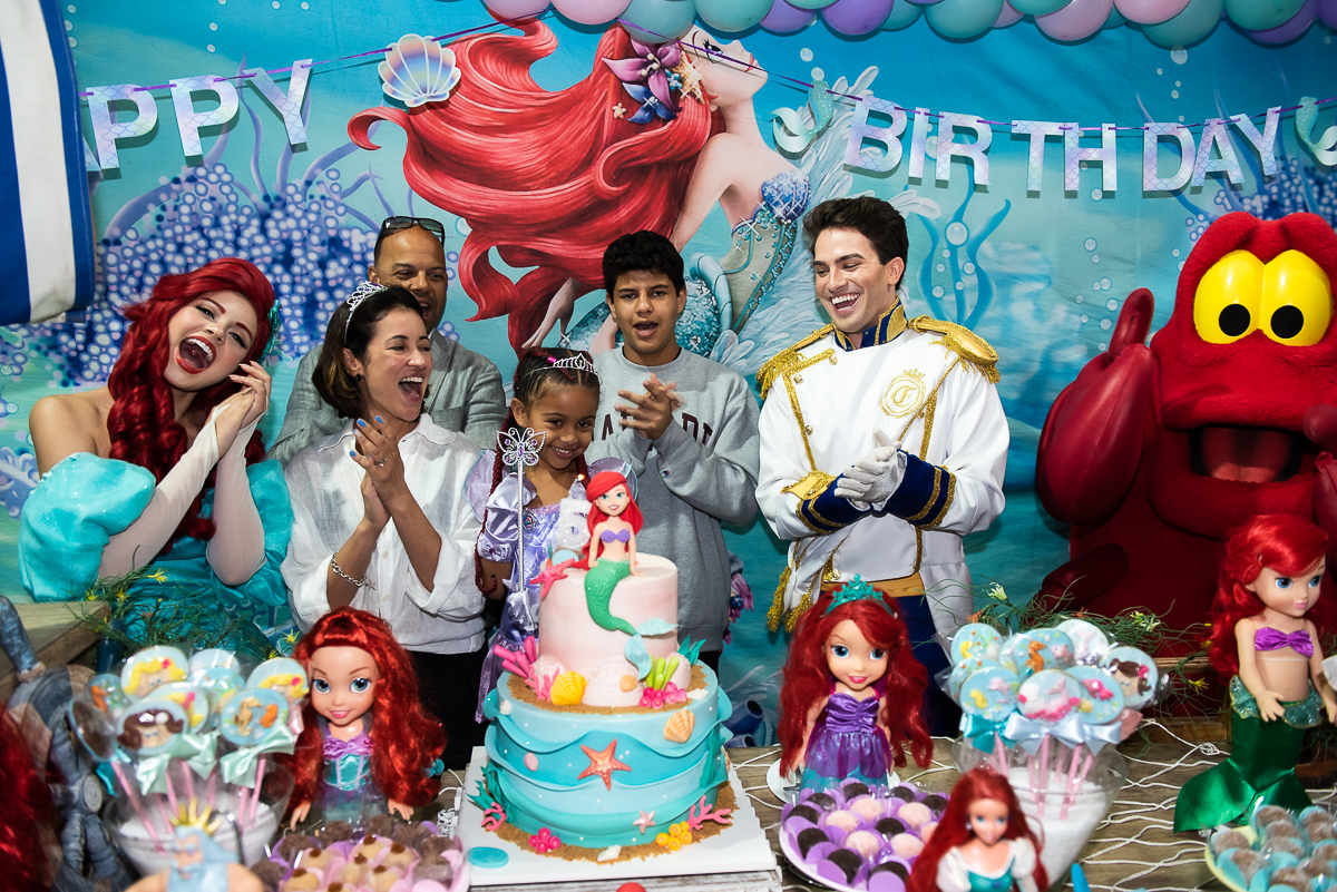 todo mundo cantando parabéns