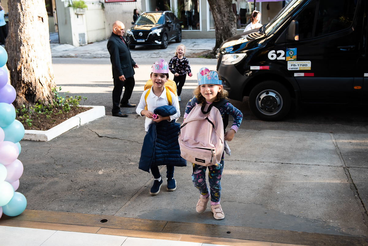 mais crianças chegando no buffet