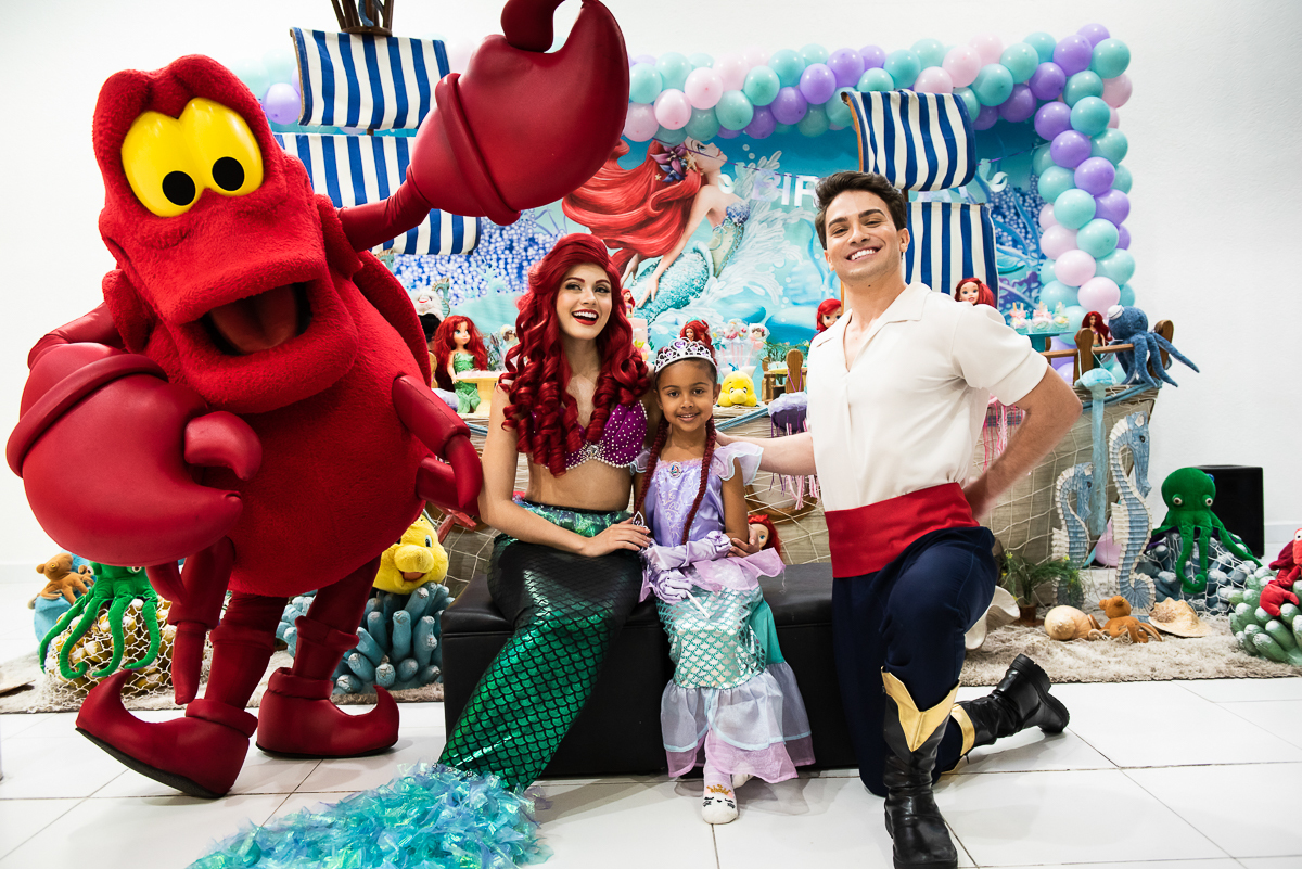 Mais uma fotografia com os personagens do desenho Pequena Sereia