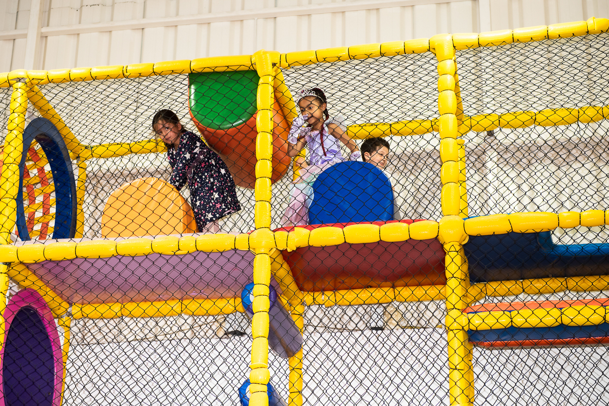 criançada se divertindo no brinquedão amarelo