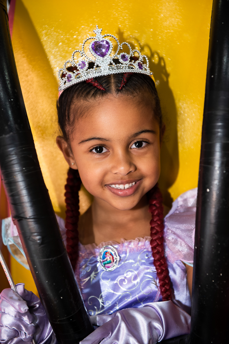 menina linda com tranças vermelhas