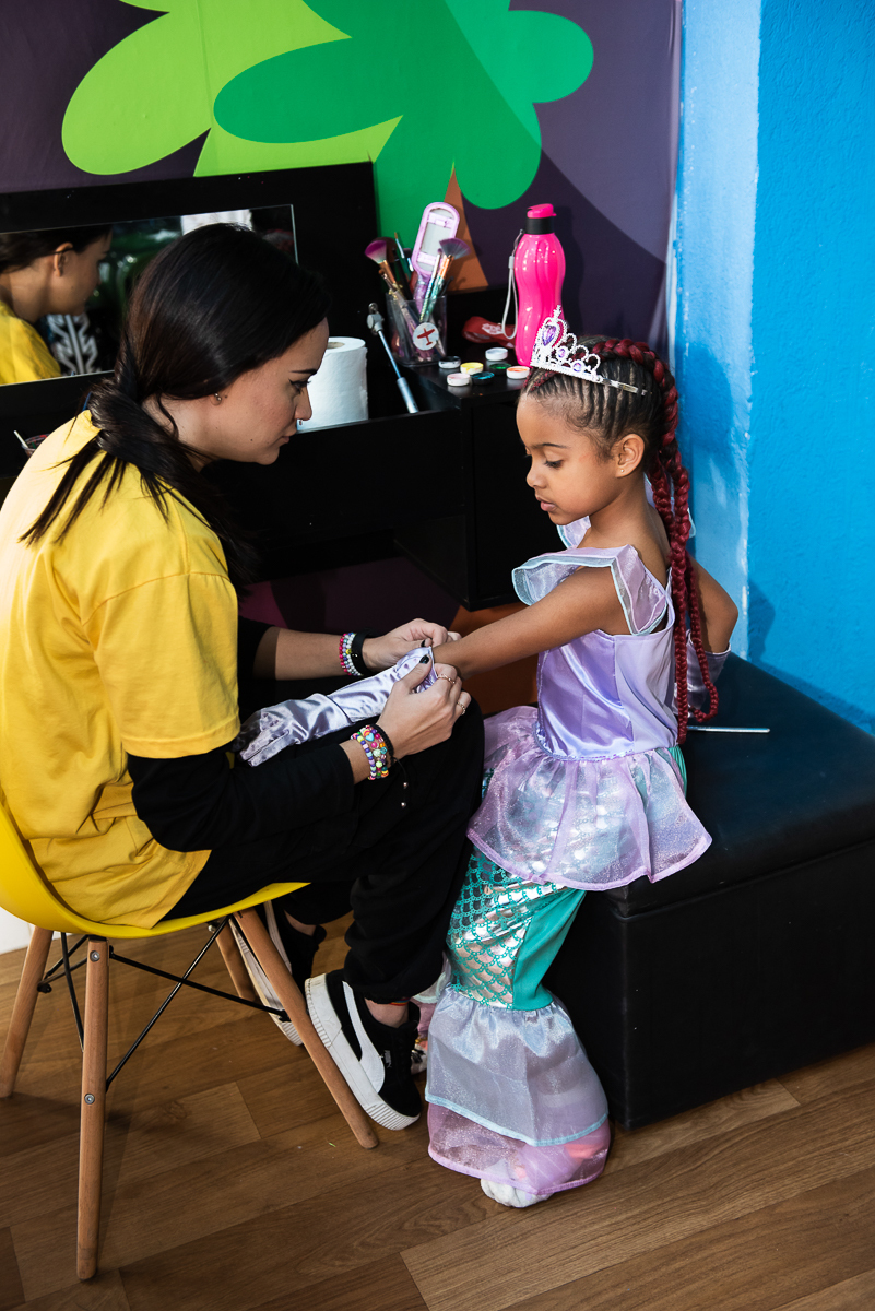 fazendo uma tatuagem no braço