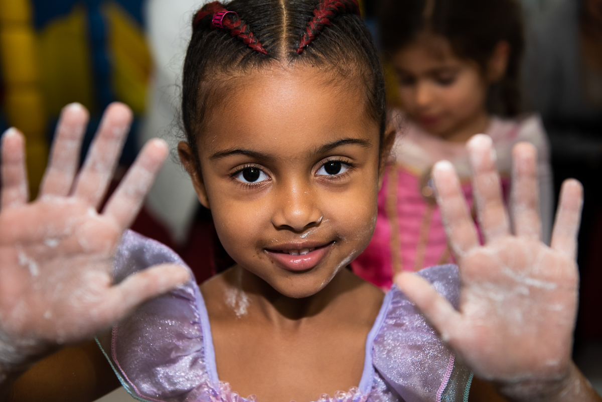 mostrando as mãos sujas de farinha