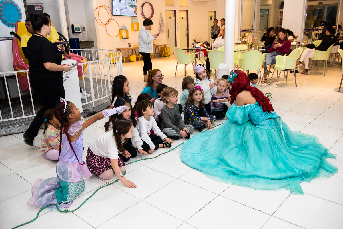 A princesa Ariel conversando com as crianças