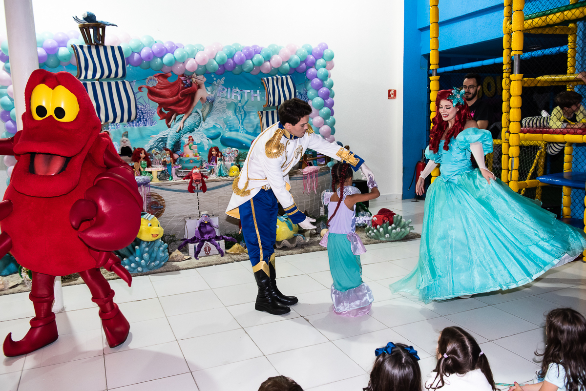 Caranguejo Sebastião, Ariel a Pequena Sereia e o príncipe dançando com a menina