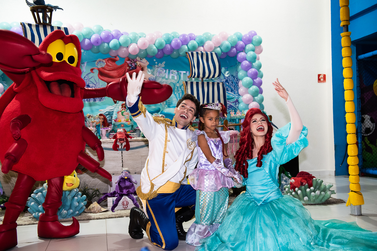 todos saudando a linda criança