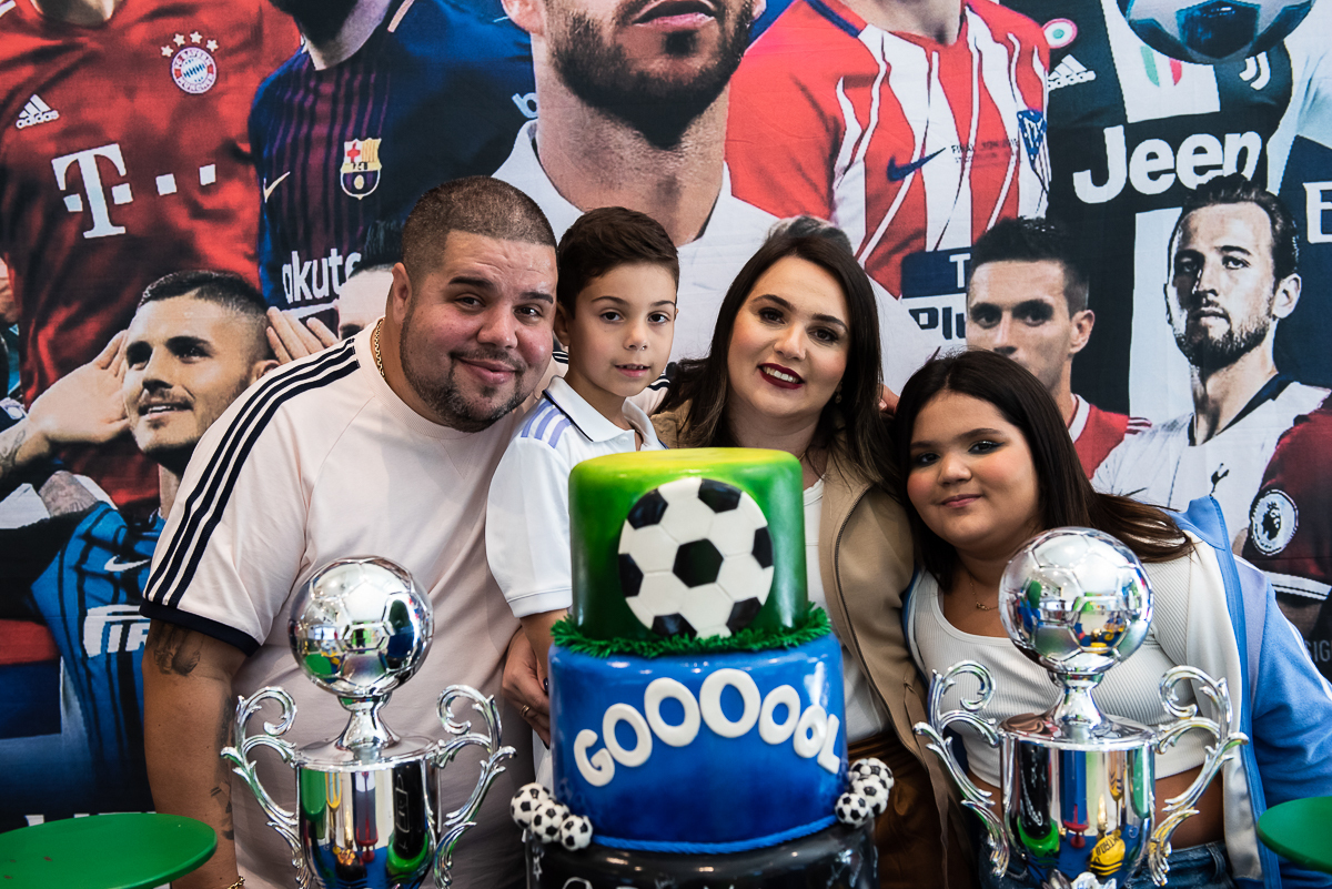 mais um pouquinho da família tirando fotos na mesa do parabéns