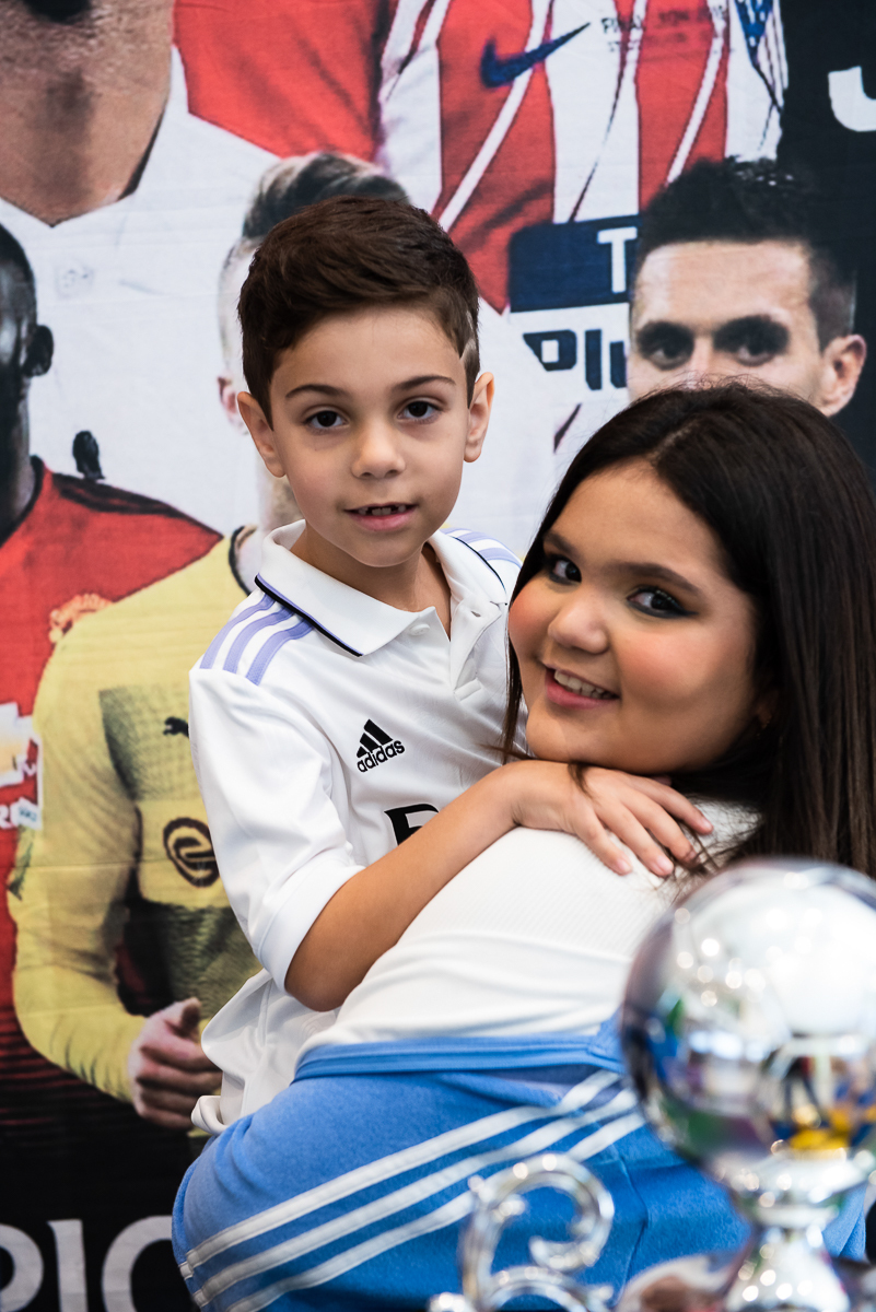 menina segurando um menino no colo