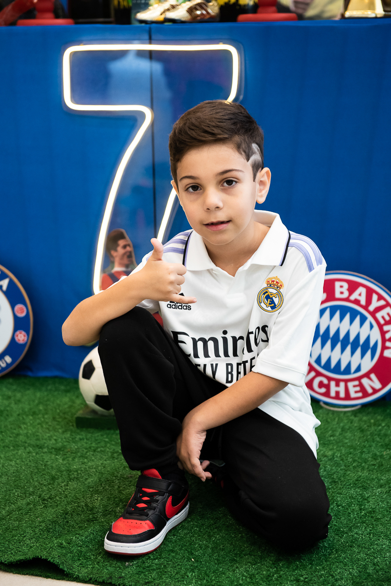 criança sentada fazendo pose para a foto