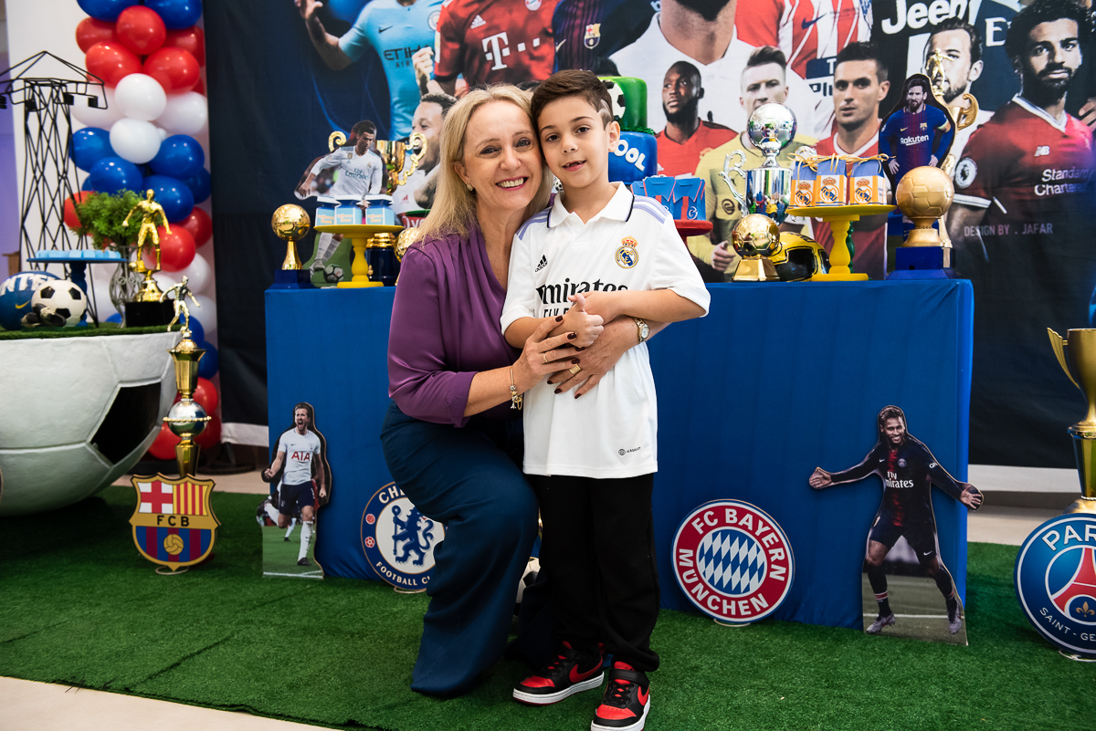 menino abraçando uma mulher loira