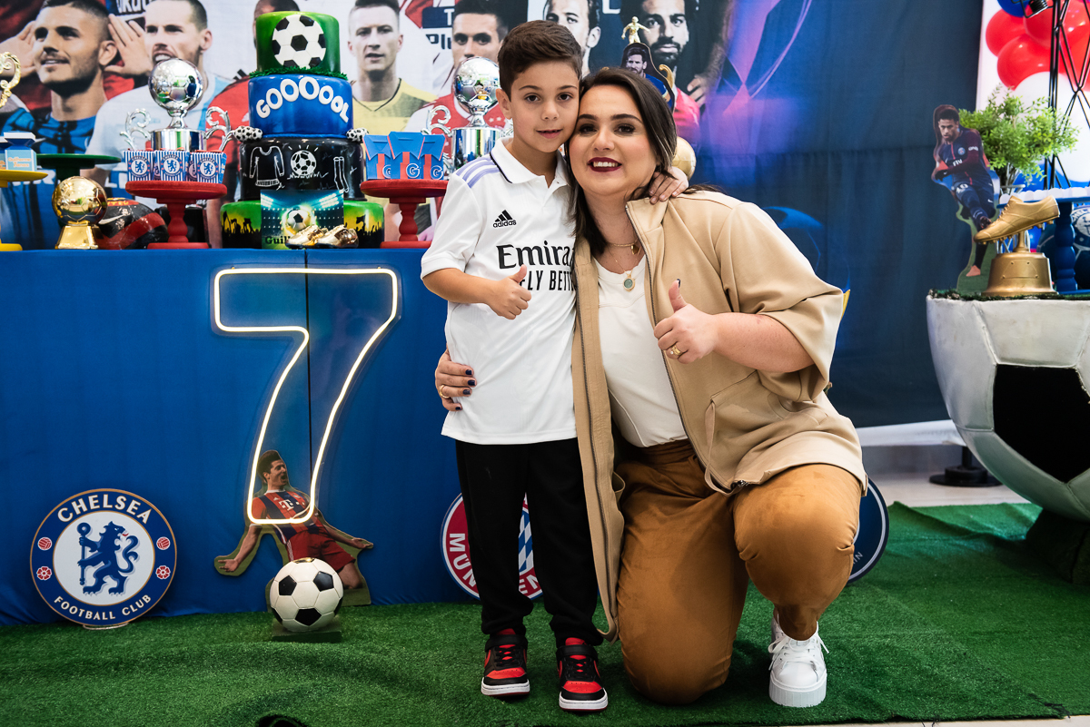 menino abraçando uma mulher morena