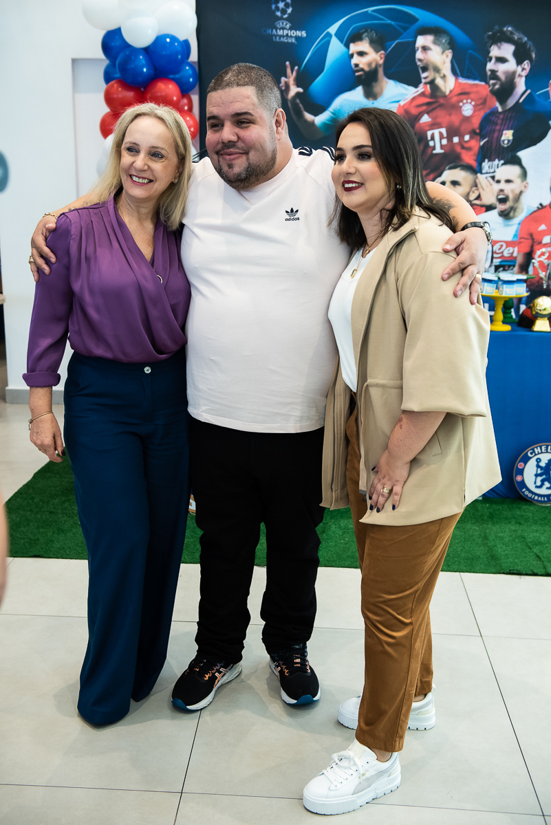 três adultos curtindo a festa