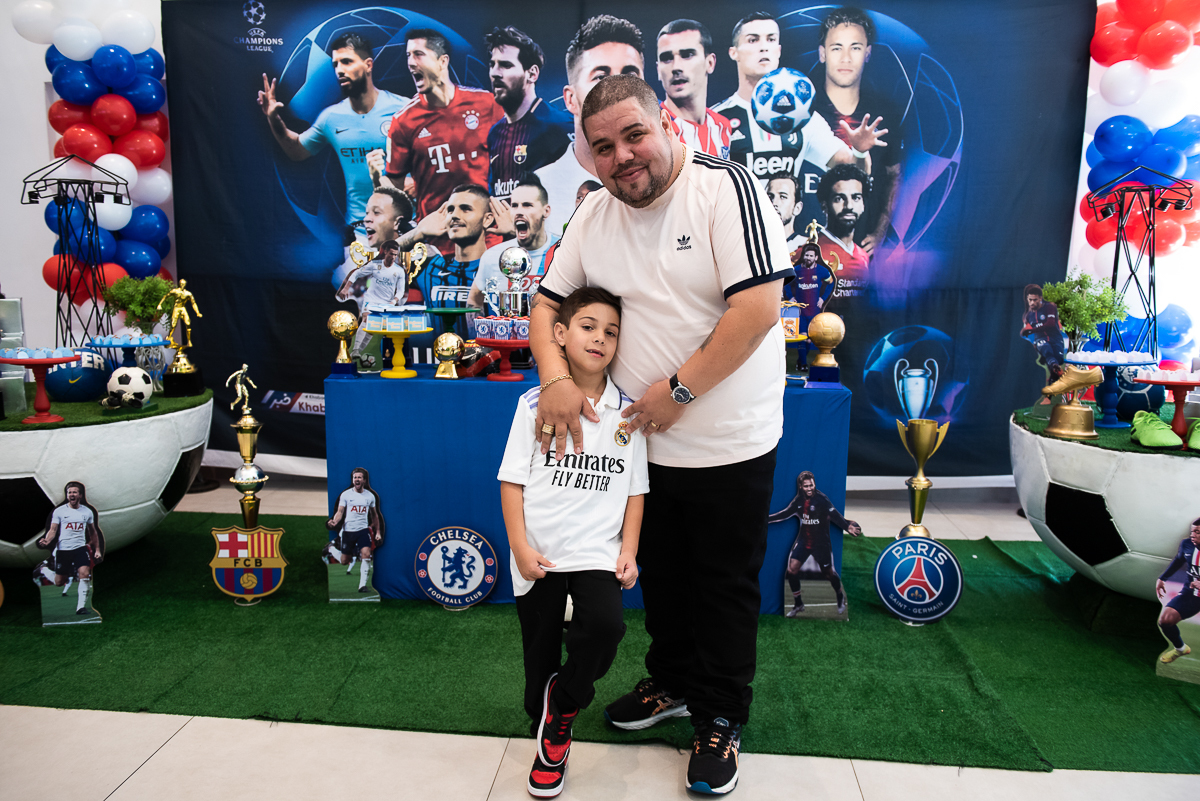 mais um abraço gostoso de adulto em criança