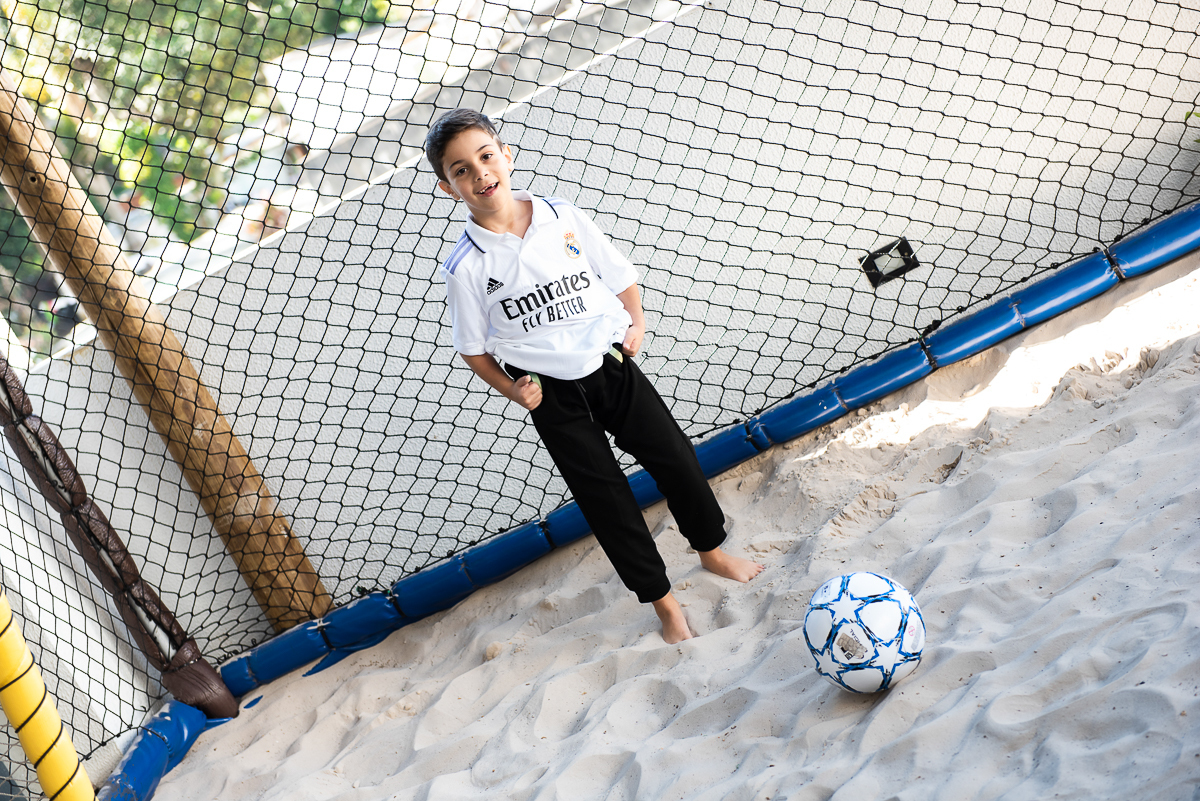 jogando bola na quadra de futebol de areia