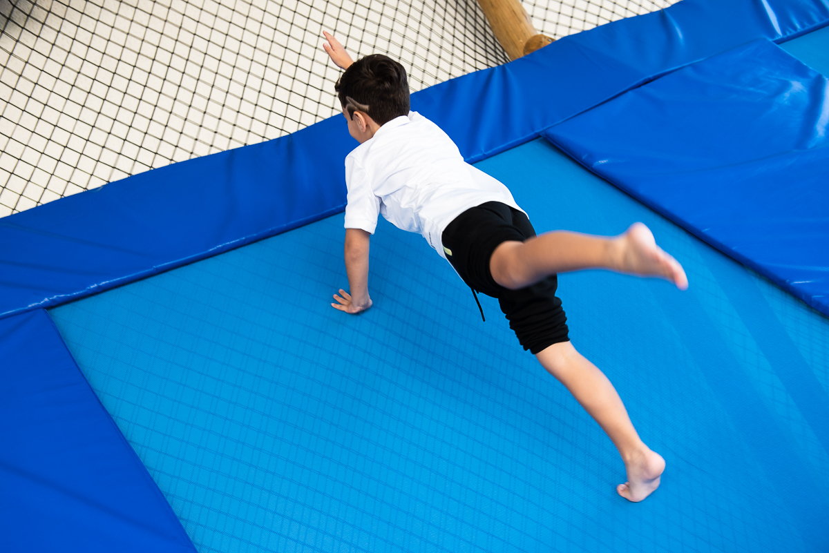 menino subindo o tobogã azul