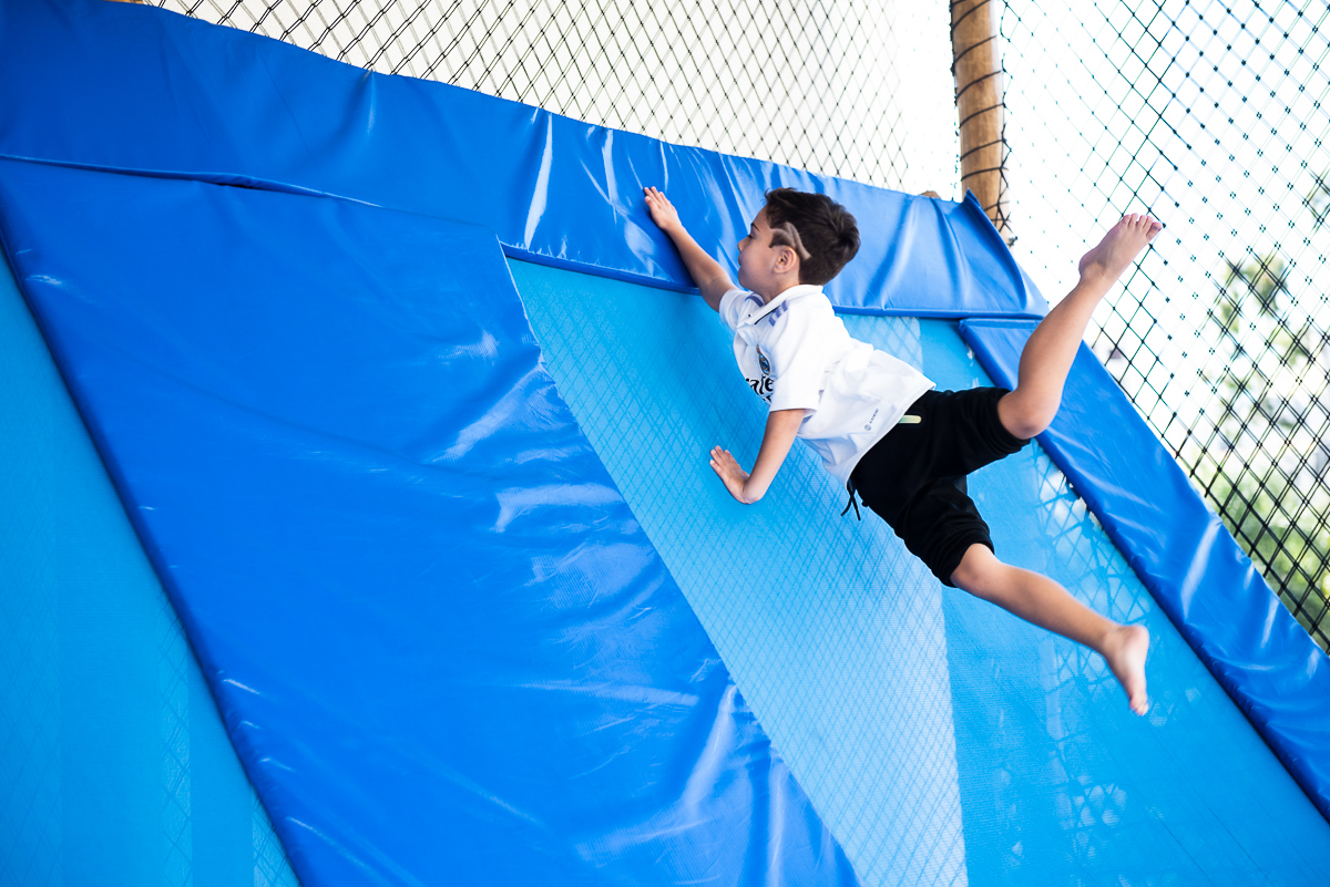 menino caindo do tobogã azul