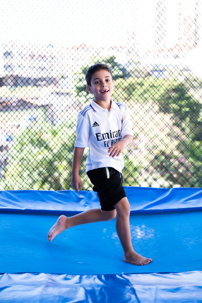 menino se divertindo no tobogã azul