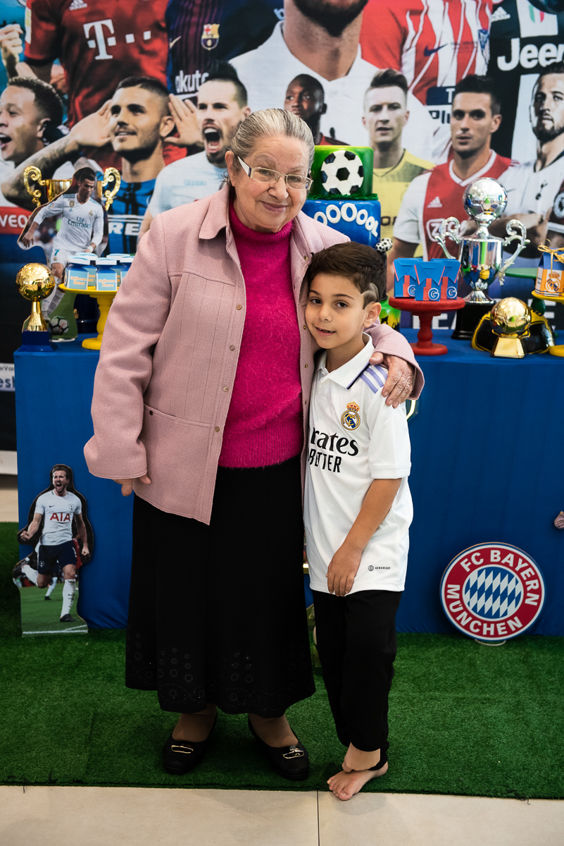 a vovó abraçando seu neto