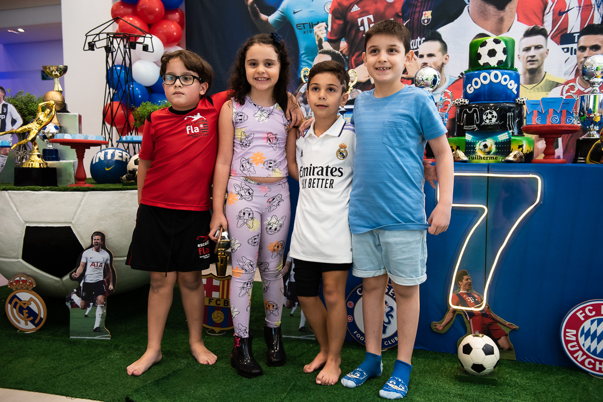 quatro crianças abraçadas