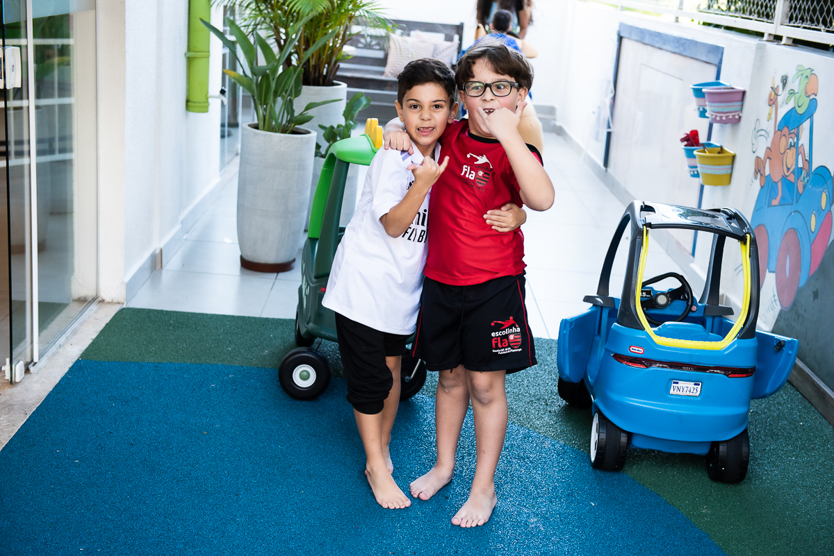 dois meninos curtindo a festa