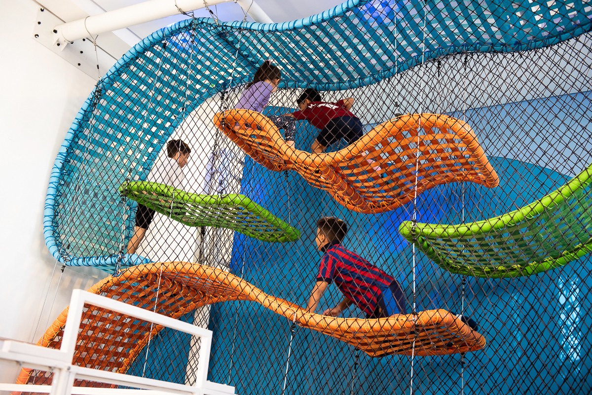 crianças escalando o brinquedão colorido