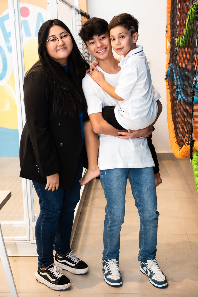 criança no colo de adulto