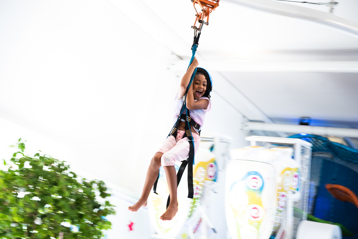 menina descendo na tirolesa do buffet