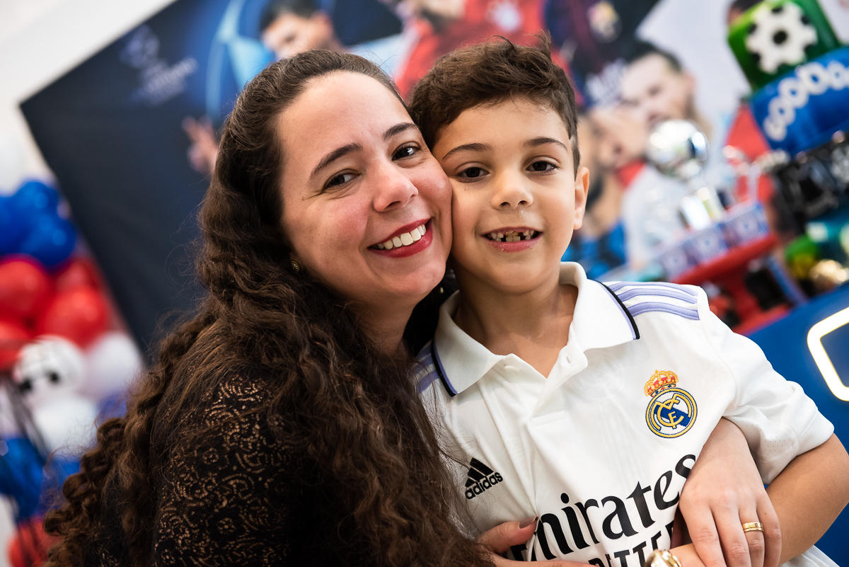 sorrindo com o abraço da titia