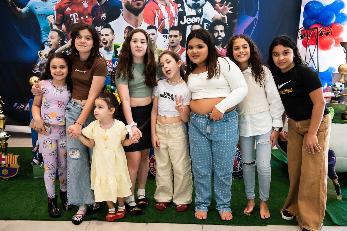 várias crianças posando para a foto