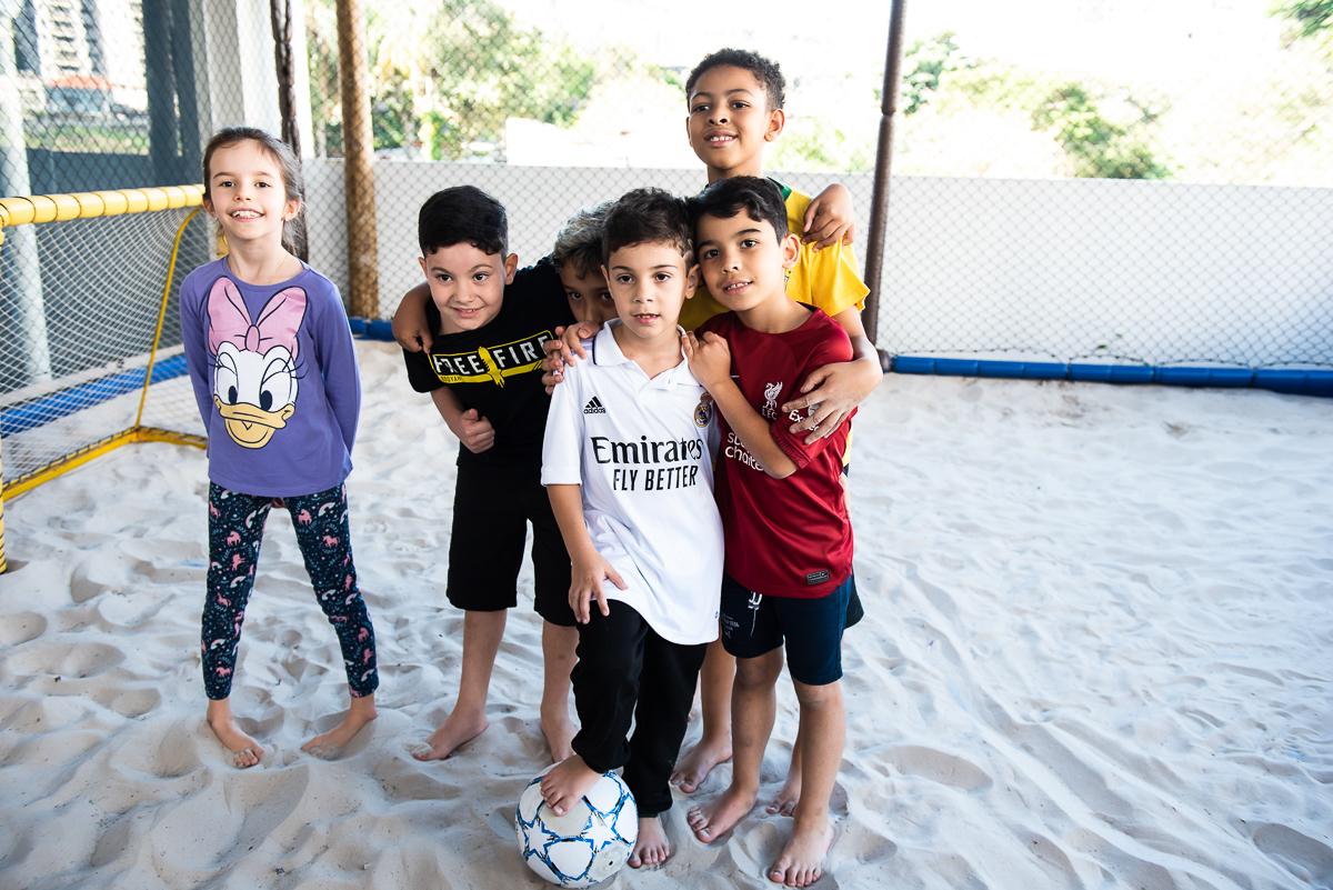 os meninos gostam de futebol de areia
